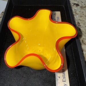 TWO'S COMPANY YELLOW w RED RIM BLOWN‎ GLASS VASE WAVY No Callouts 4995